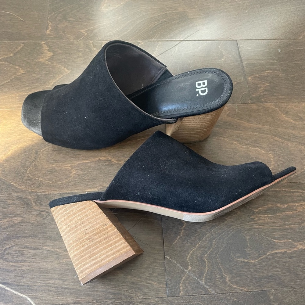 Suede wooden block heel mules